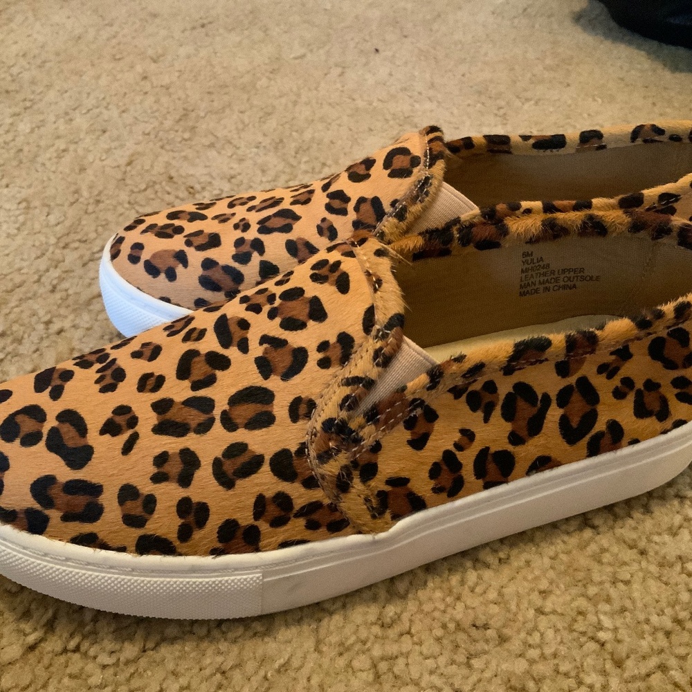 Cheetah print shoes with fur